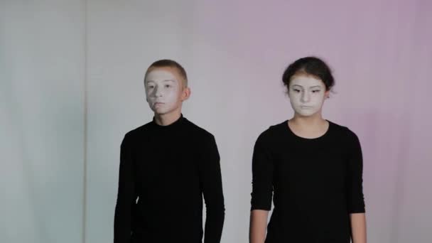 Anak-anak cantik tampil di teater pantomim. — Stok Video