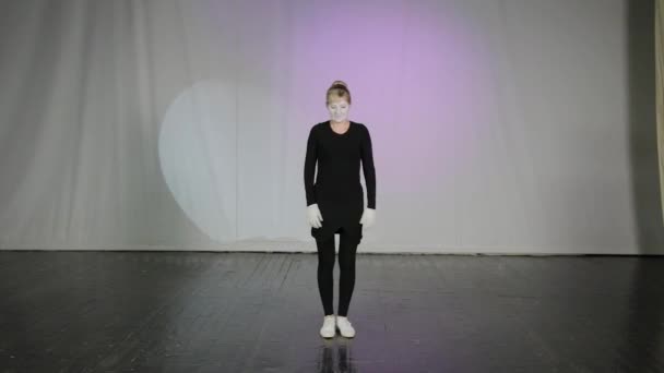 Femme mime sur scène de théâtre pantomime. — Video