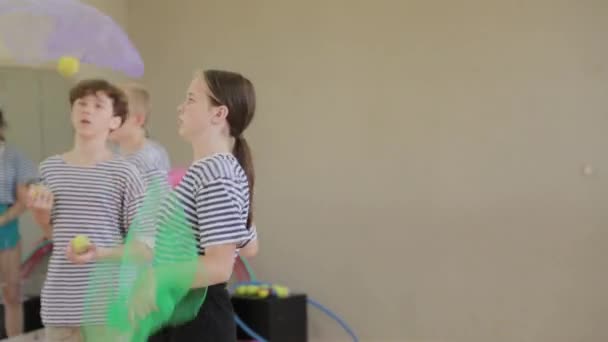 Vackra barn lär sig cirkus färdigheter. — Stockvideo
