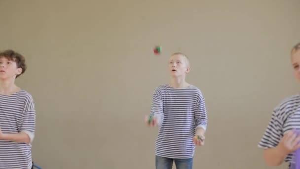 Hermosos niños aprenden habilidades de circo. — Vídeos de Stock