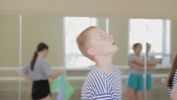 Hermosos niños aprenden habilidades de circo. — Vídeos de Stock