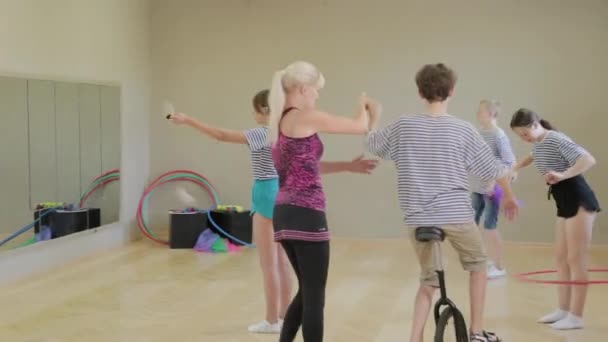 De beaux enfants apprennent le cirque. — Video