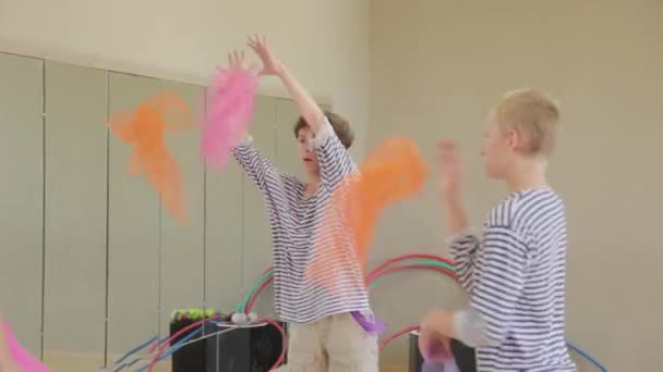 Anak-anak yang cantik belajar keterampilan sirkus. — Stok Video