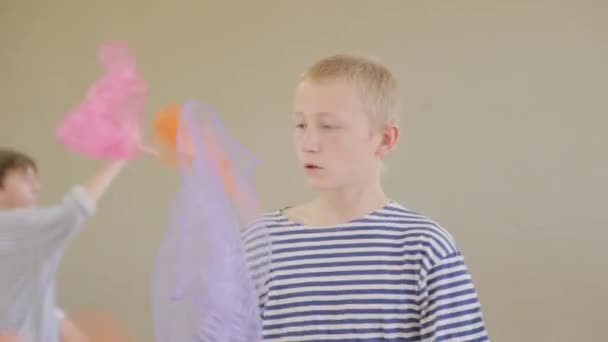 Güzel çocuklar sirk becerilerini öğrenirler.. — Stok video