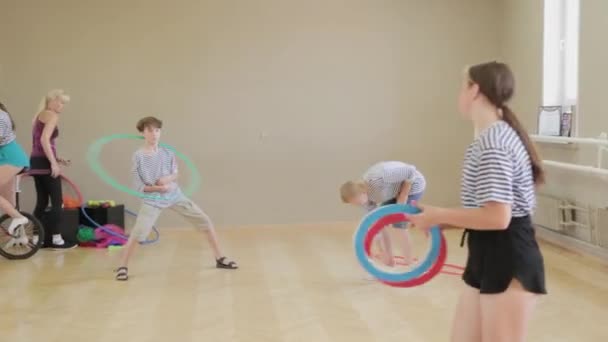 De beaux enfants apprennent le cirque. — Video