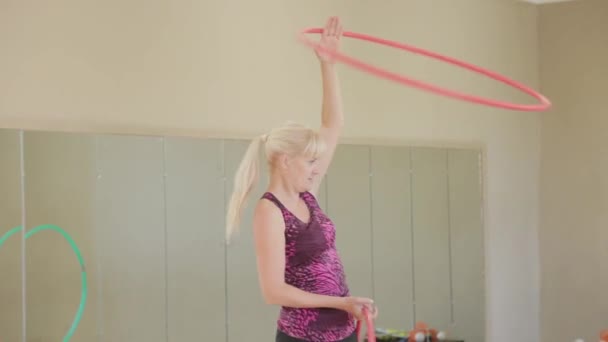 美しい子供たちはサーカスのスキルを学ぶ. — ストック動画