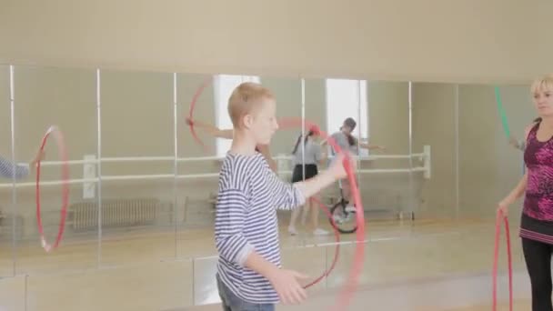 De beaux enfants apprennent le cirque. — Video