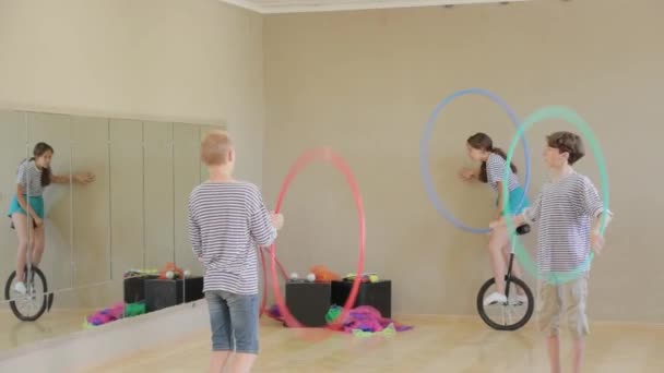 Schöne Kinder lernen Zirkuskünste. — Stockvideo