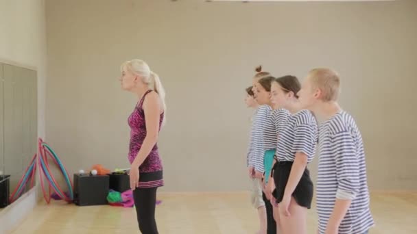Crianças bonitas aprendem pantomima no teatro pantomima. — Vídeo de Stock