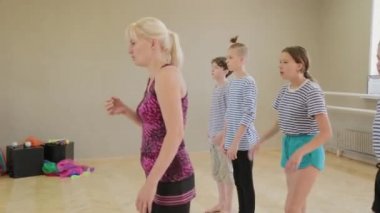 Güzel çocuklar pandomim tiyatrosunda pandomim öğreniyor..