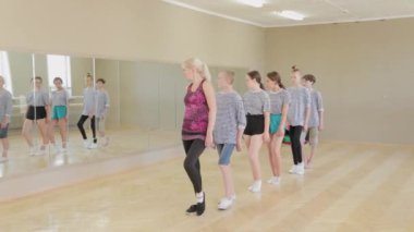 Güzel çocuklar pandomim tiyatrosunda pandomim öğreniyor..