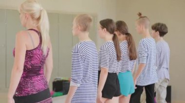 Güzel çocuklar pandomim tiyatrosunda pandomim öğreniyor..