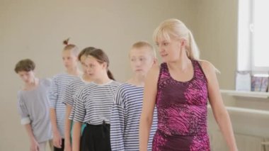 Güzel çocuklar pandomim tiyatrosunda pandomim öğreniyor..