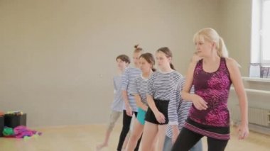 Güzel çocuklar pandomim tiyatrosunda pandomim öğreniyor..