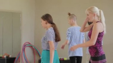 Güzel çocuklar pandomim tiyatrosunda pandomim öğreniyor..