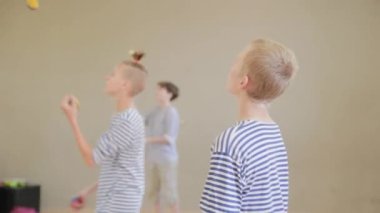 Güzel çocuklar sirk becerilerini öğrenirler..