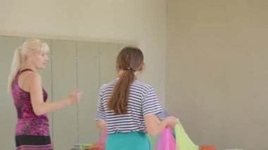 Güzel çocuklar sirk becerilerini öğrenirler..