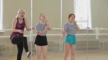 Güzel çocuklar pandomim tiyatrosunda pandomim öğreniyor..