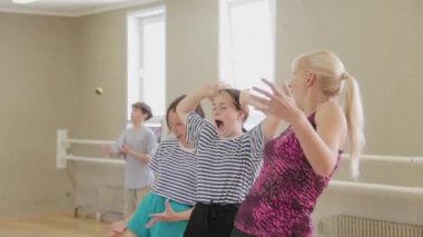 Güzel çocuklar pandomim tiyatrosunda pandomim öğreniyor..