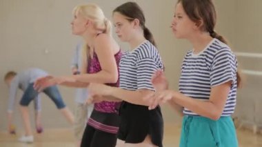 Güzel çocuklar pandomim tiyatrosunda pandomim öğreniyor..