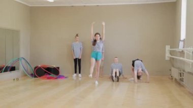 Güzel çocuklar sirk becerilerini öğrenirler..