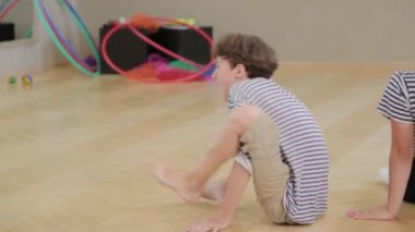 Güzel çocuklar sirk becerilerini öğrenirler..