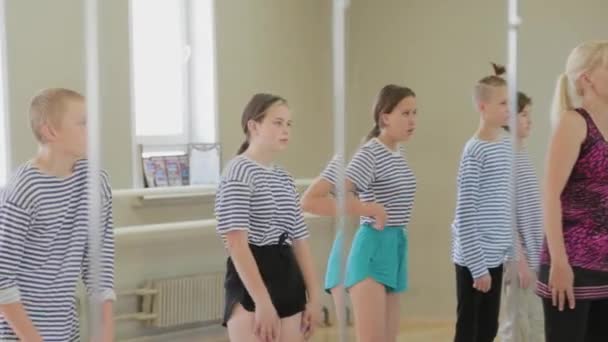 Beaux enfants apprennent la pantomime au théâtre pantomime. — Video