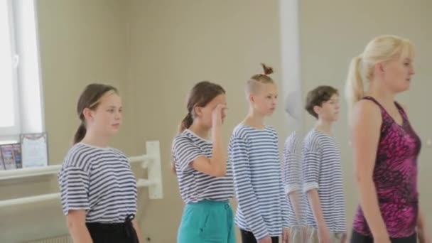 Krásné děti se učí pantomimu v pantomimickém divadle. — Stock video