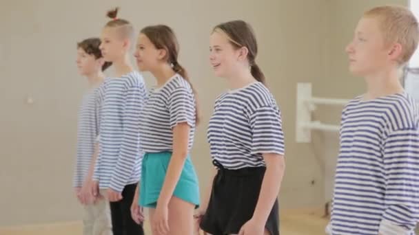 Beaux enfants apprennent la pantomime au théâtre pantomime. — Video