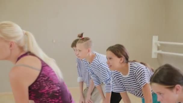 Beaux enfants apprennent la pantomime au théâtre pantomime. — Video