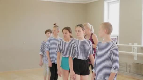 Hermosos niños aprenden pantomima en el teatro de pantomima. — Vídeo de stock