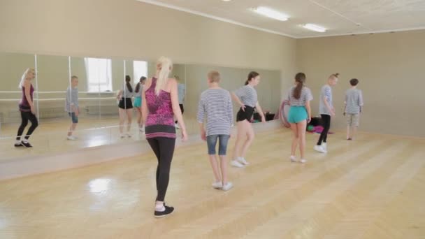 Beaux enfants apprennent la pantomime au théâtre pantomime. — Video