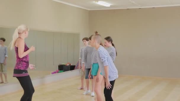 Hermosos niños aprenden pantomima en el teatro de pantomima. — Vídeos de Stock