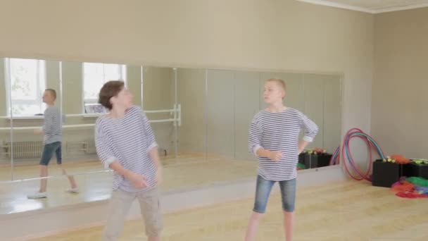 Beaux enfants apprennent la pantomime au théâtre pantomime. — Video