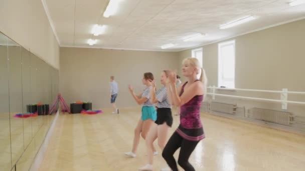 Schöne Kinder lernen Pantomime im Pantomime-Theater. — Stockvideo