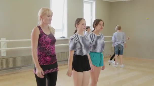 Crianças bonitas aprendem pantomima no teatro pantomima. — Vídeo de Stock