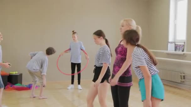 Gyönyörű gyerekek pantomimot tanulnak a pantomim színházban.. — Stock videók