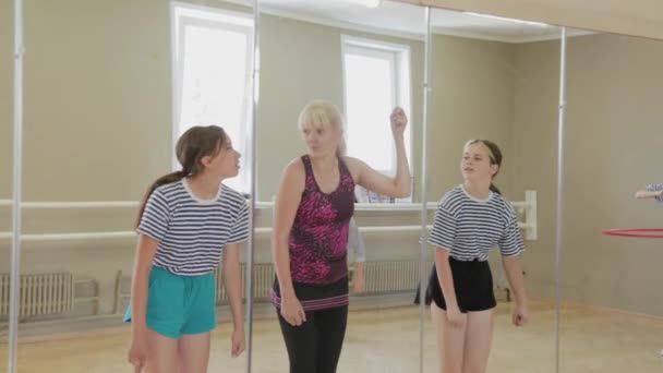 Anak-anak yang cantik belajar pantomim di teater pantomim. — Stok Video