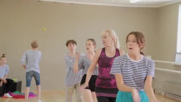 Schöne Kinder lernen Pantomime im Pantomime-Theater. — Stockvideo