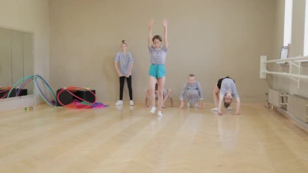 Copiii frumoși învață abilități de circ . — Videoclip de stoc