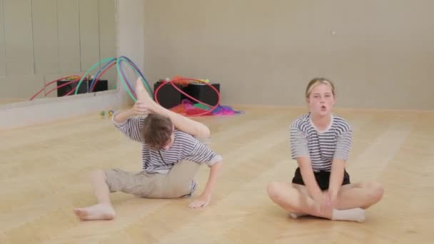 Schöne Kinder lernen Zirkuskünste. — Stockvideo