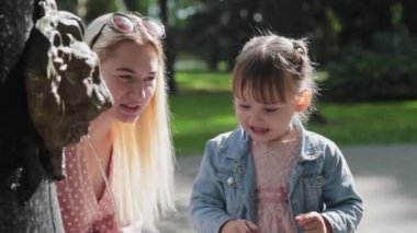 Anne ve kızı parktaki çeşmede..