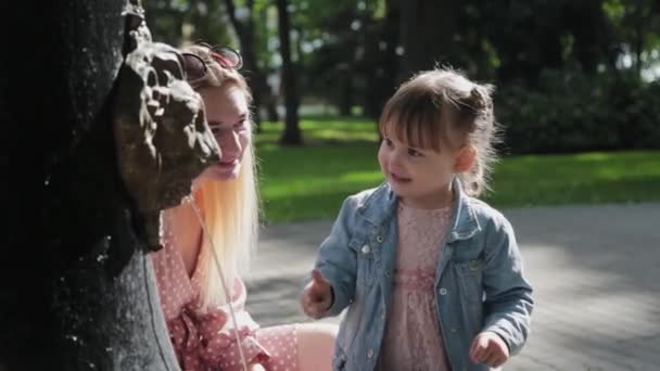 Máma a dcera u fontány v parku. — Stock video