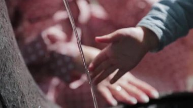 Anne ve kızı parktaki çeşmede..