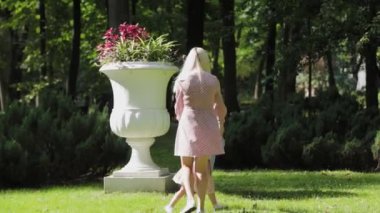 Genç anne parkta kızının etrafında dönüyor..