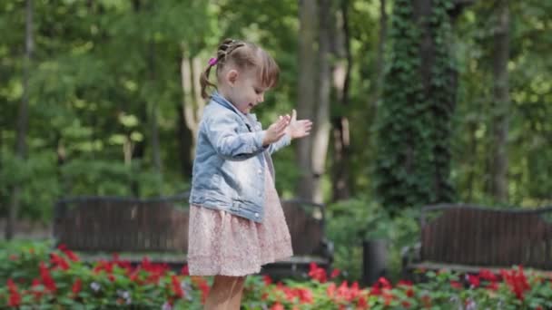 Gelukkig jong moeder met weinig dochter hebben plezier in het park. — Stockvideo