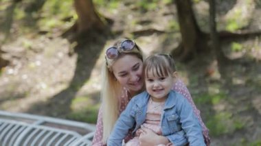 Küçük mutlu kız, korkulukların yanında yürür..