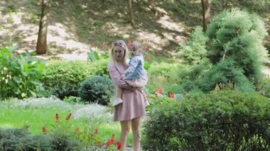 Küçük kızı olan genç bir anne..