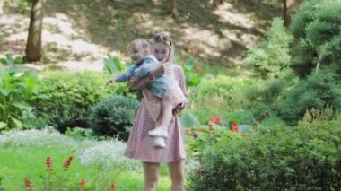 Küçük kızı olan genç bir anne..