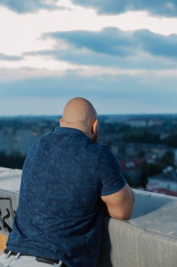 Akşamları çatıda büyük sakallı vücut geliştirici..